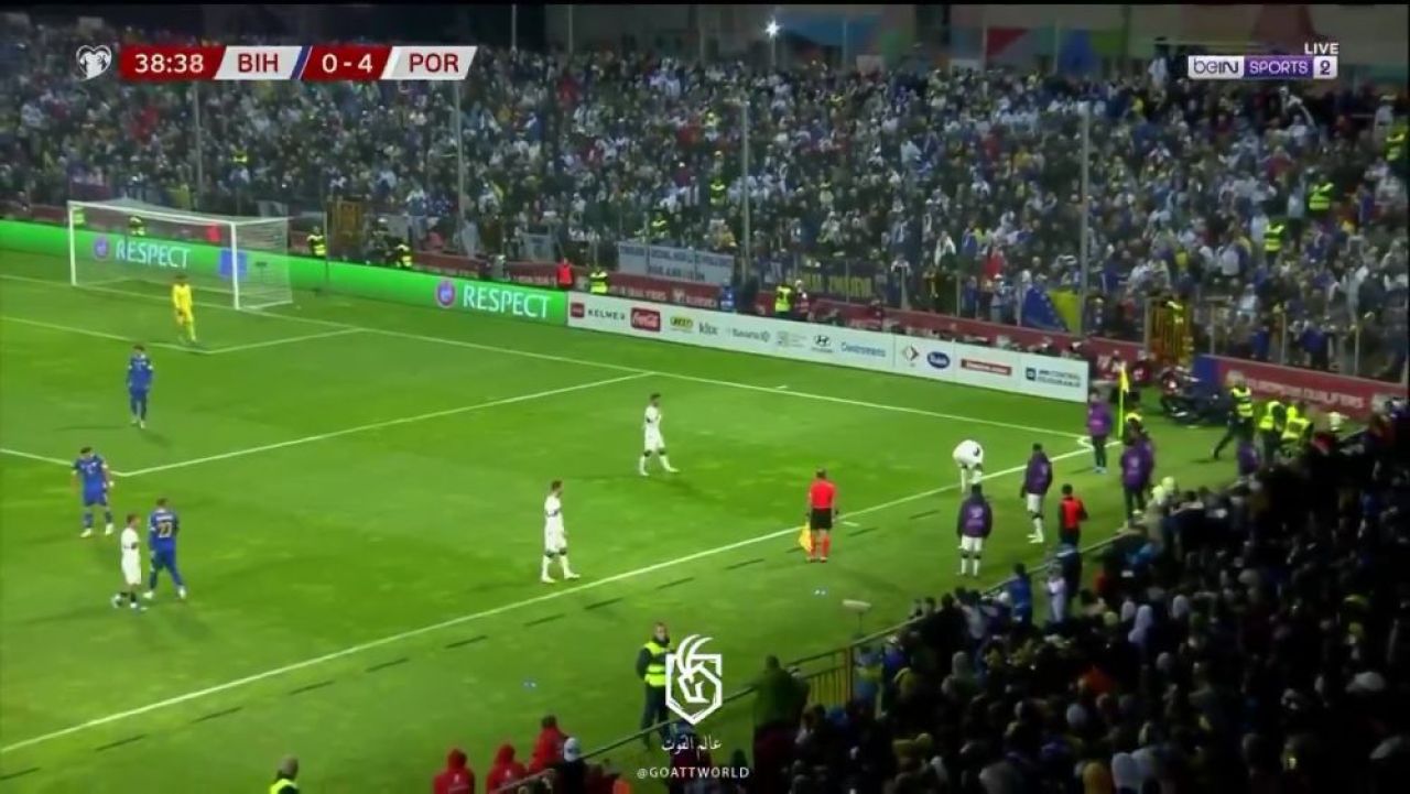 Cristiano Ronaldo, accidentat după ce un fan a intrat pe teren la meciul Bosnia - Portugalia_10