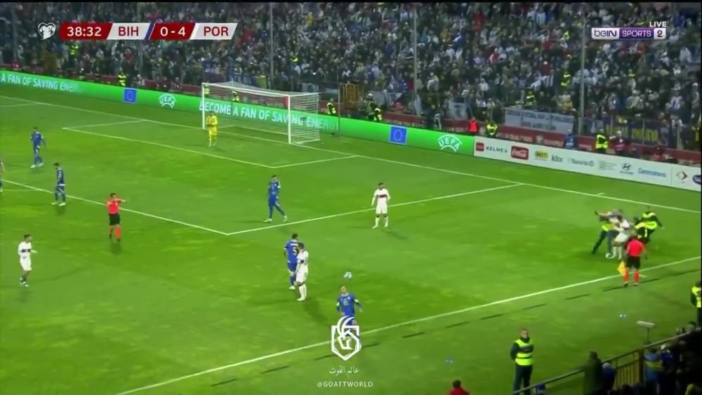 Cristiano Ronaldo, accidentat după ce un fan a intrat pe teren la meciul Bosnia - Portugalia_11