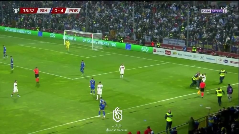 Cristiano Ronaldo, accidentat după ce un fan a intrat pe teren la meciul Bosnia - Portugalia_12