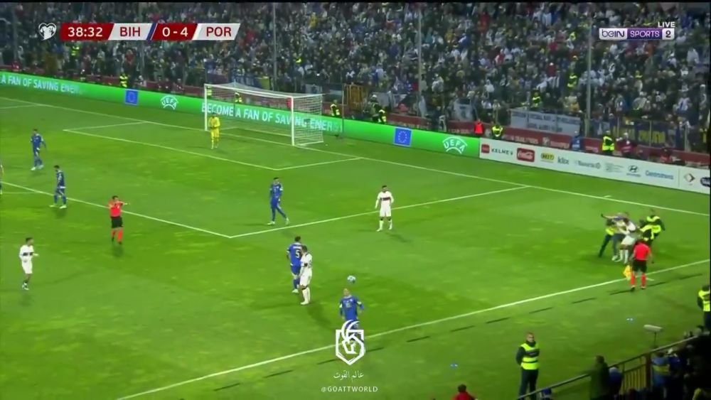 Cristiano Ronaldo, accidentat după ce un fan a intrat pe teren la meciul Bosnia - Portugalia_13