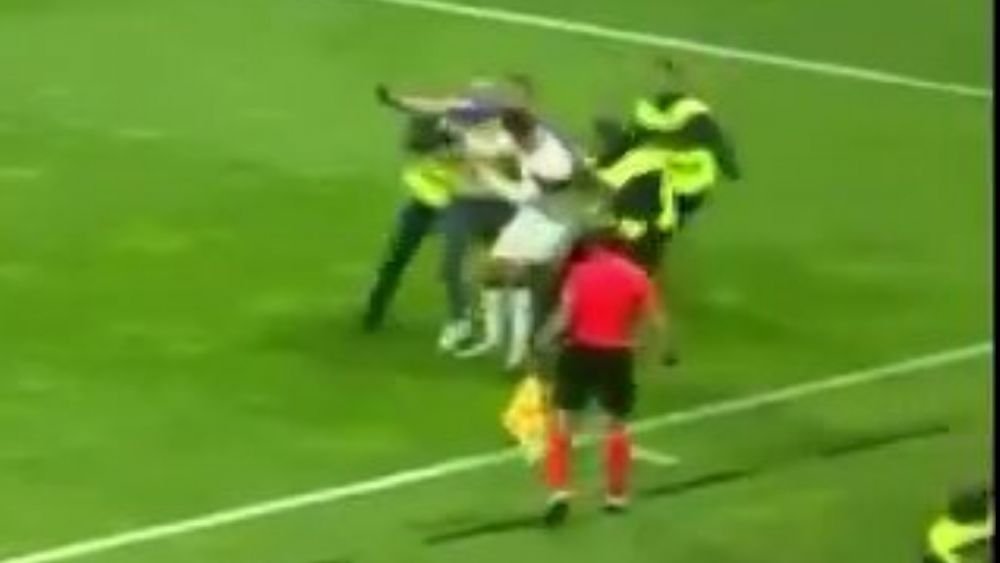 Cristiano Ronaldo, accidentat după ce un fan a intrat pe teren la meciul Bosnia - Portugalia