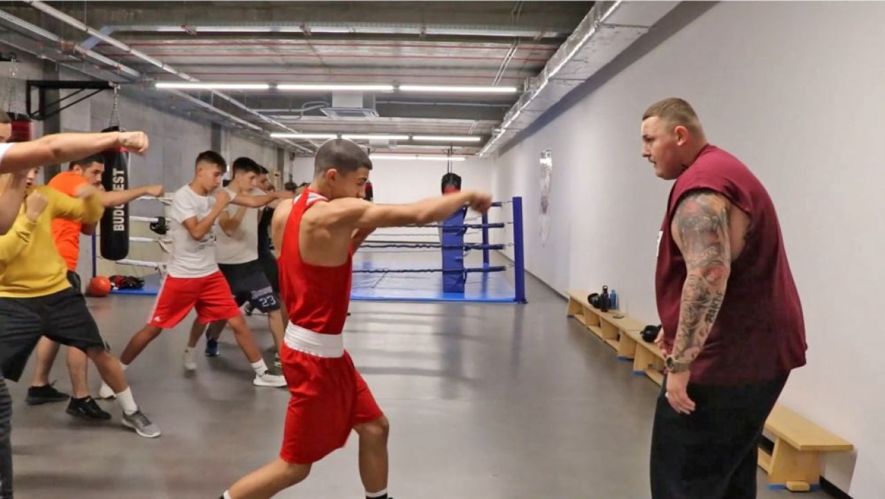 El e cel mai talentat boxer de la Rapid. Are poveste de Rocky, idolul lui e Mayweather, dar e asemănat cu Tyson_12