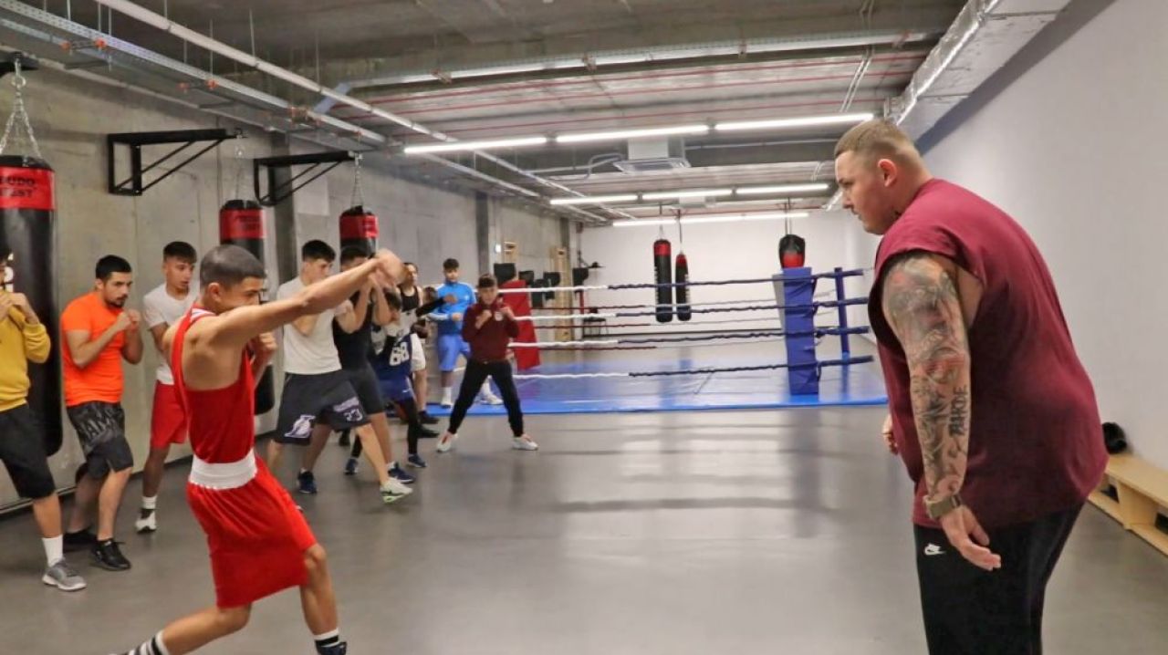 El e cel mai talentat boxer de la Rapid. Are poveste de Rocky, idolul lui e Mayweather, dar e asemănat cu Tyson_14