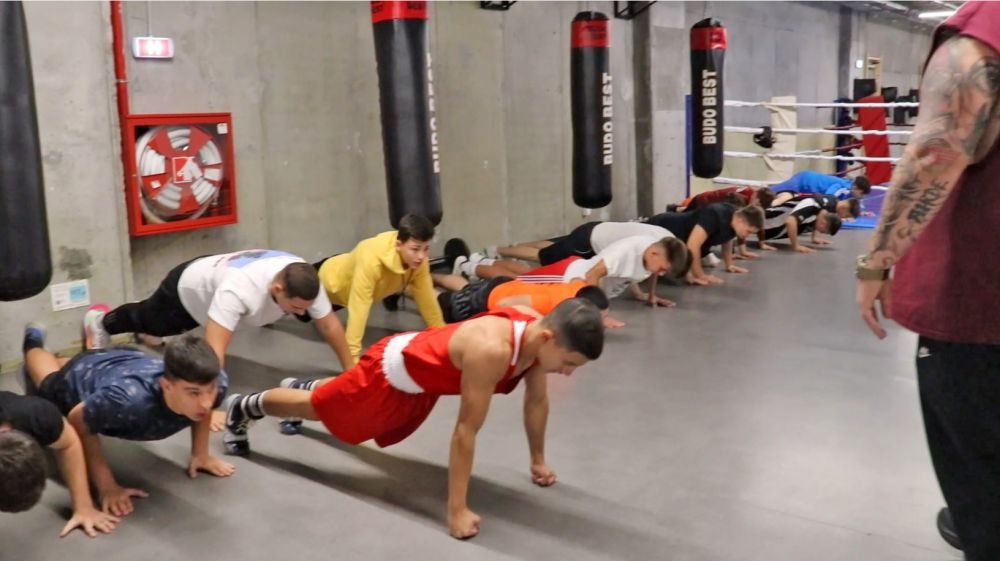 El e cel mai talentat boxer de la Rapid. Are poveste de Rocky, idolul lui e Mayweather, dar e asemănat cu Tyson_15