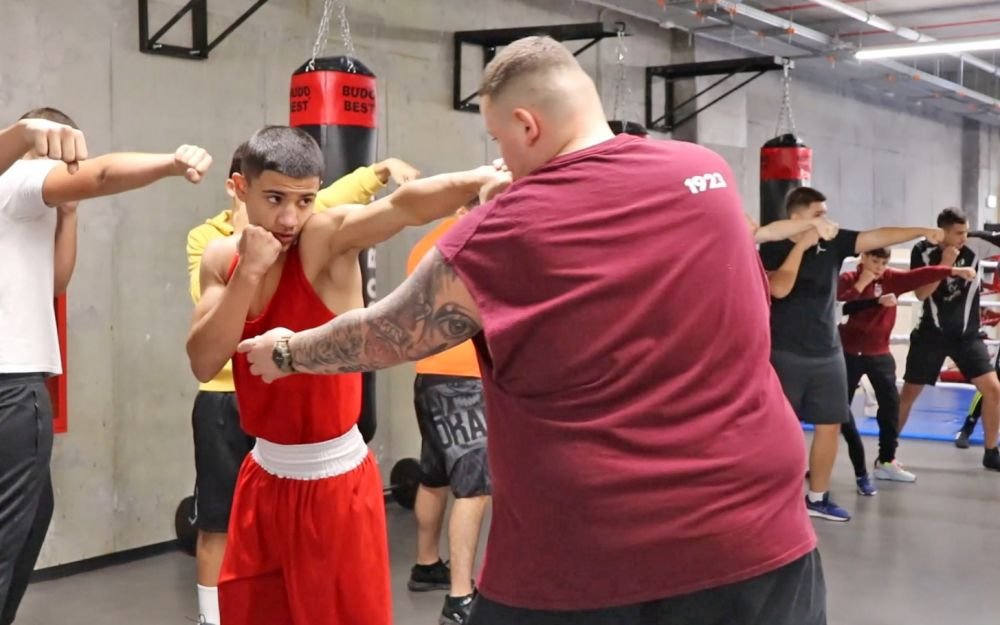 El e cel mai talentat boxer de la Rapid. Are poveste de Rocky, idolul lui e Mayweather, dar e asemănat cu Tyson_16