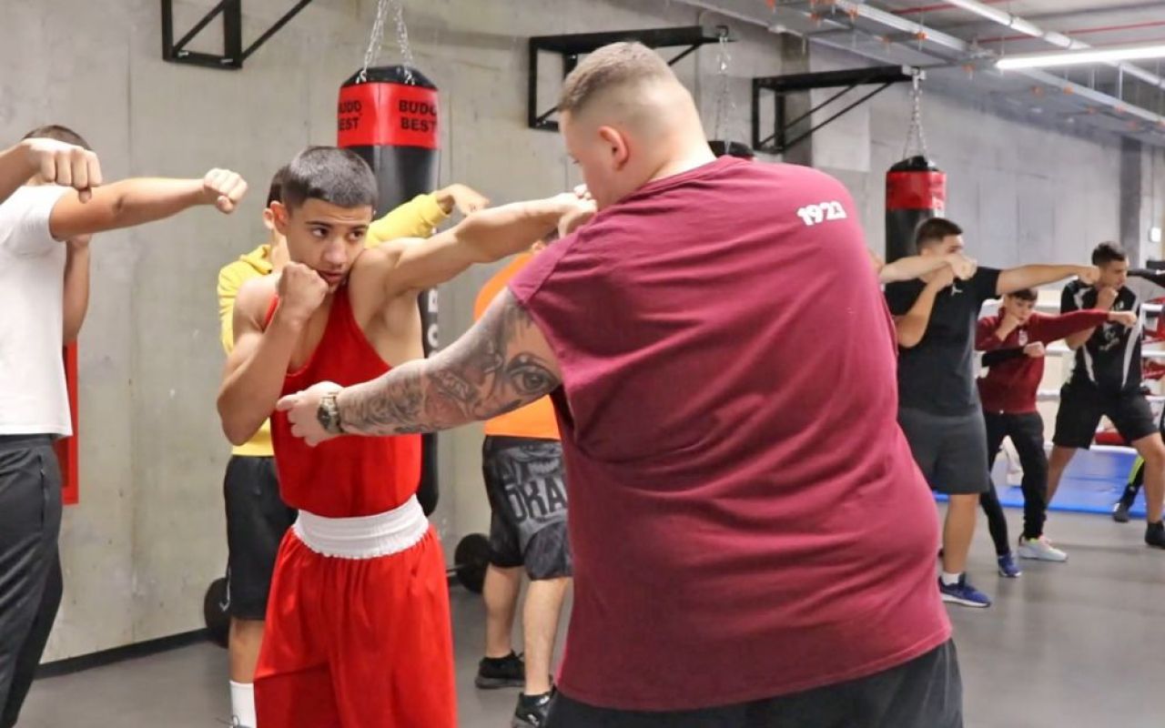 El e cel mai talentat boxer de la Rapid. Are poveste de Rocky, idolul lui e Mayweather, dar e asemănat cu Tyson_16