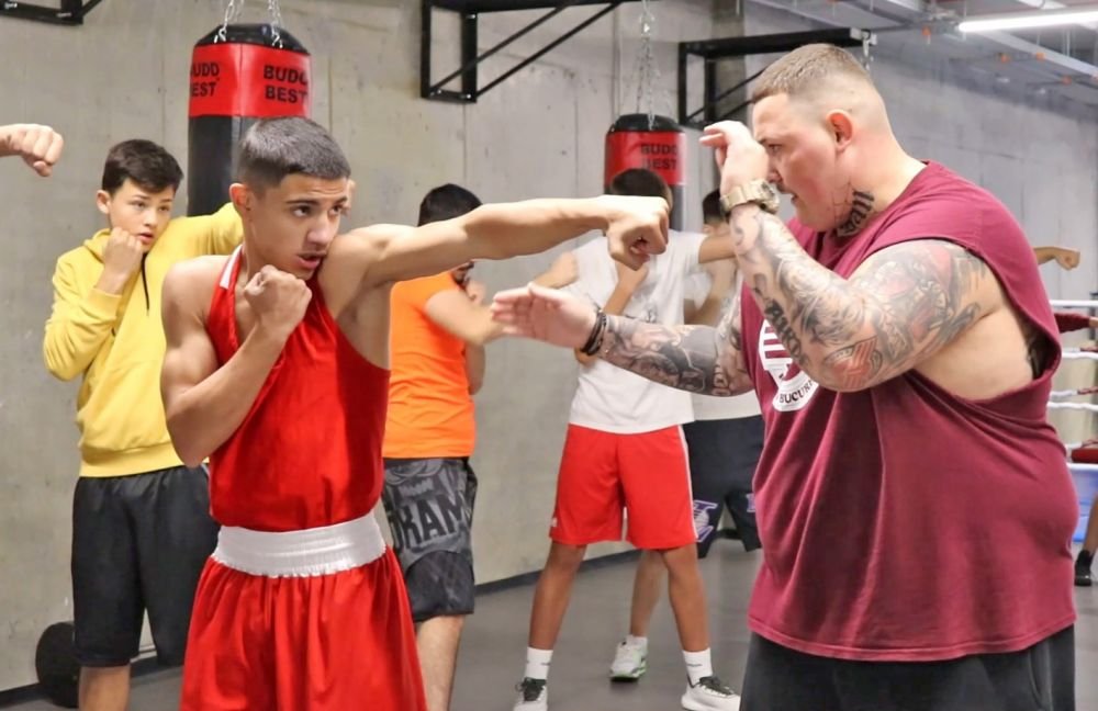 El e cel mai talentat boxer de la Rapid. Are poveste de Rocky, idolul lui e Mayweather, dar e asemănat cu Tyson_17