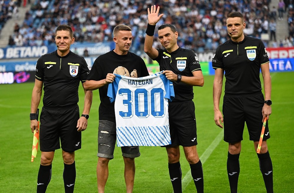 Univ. Craiova și Petrolul Ploiești i-au pregătit două cadouri lui Ovidiu Hațegan, care e la meciul #300 din cariera sa_4