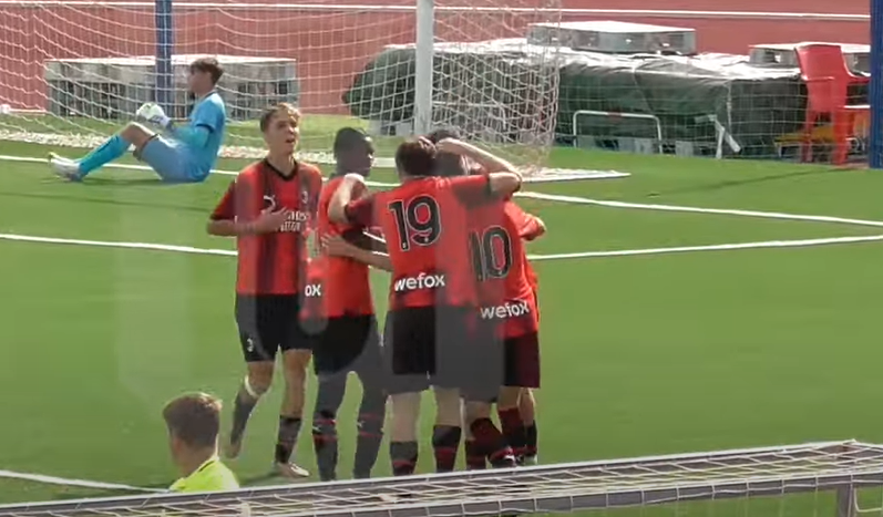 Atacantul rom&acirc;n de 18 ani de la AC Milan, &rdquo;cel mai bun de pe teren, căpitan, număr 10 și lider&rdquo;!