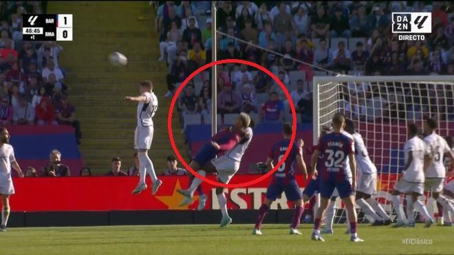 Penalty neacordat &icirc;n El Clasico? Presa catalană a tunat chiar &icirc;n timpul meciului Barcelona - Real Madrid