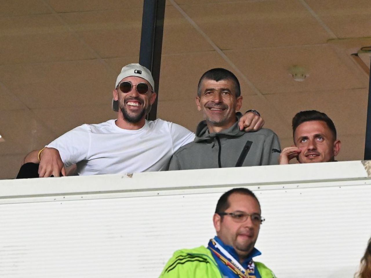 Petrolul - FCSB | Apariție surpriză în tribunele stadionului din Ploiești. Stil 'John Lennon'_1