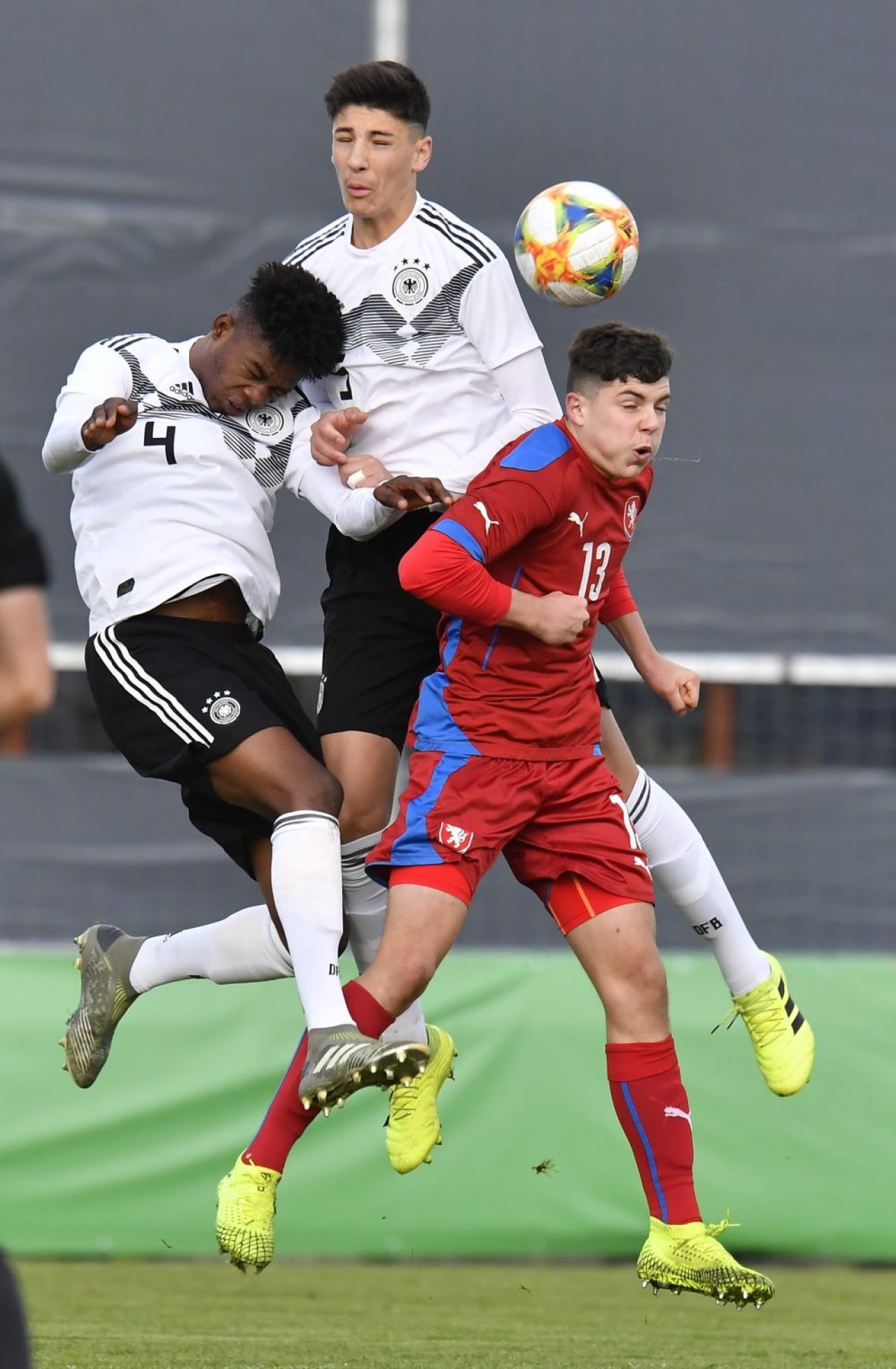 Vestea momentului în fotbalul românesc! Fundașul lui Bayern Munchen vrea să joace pentru România_3