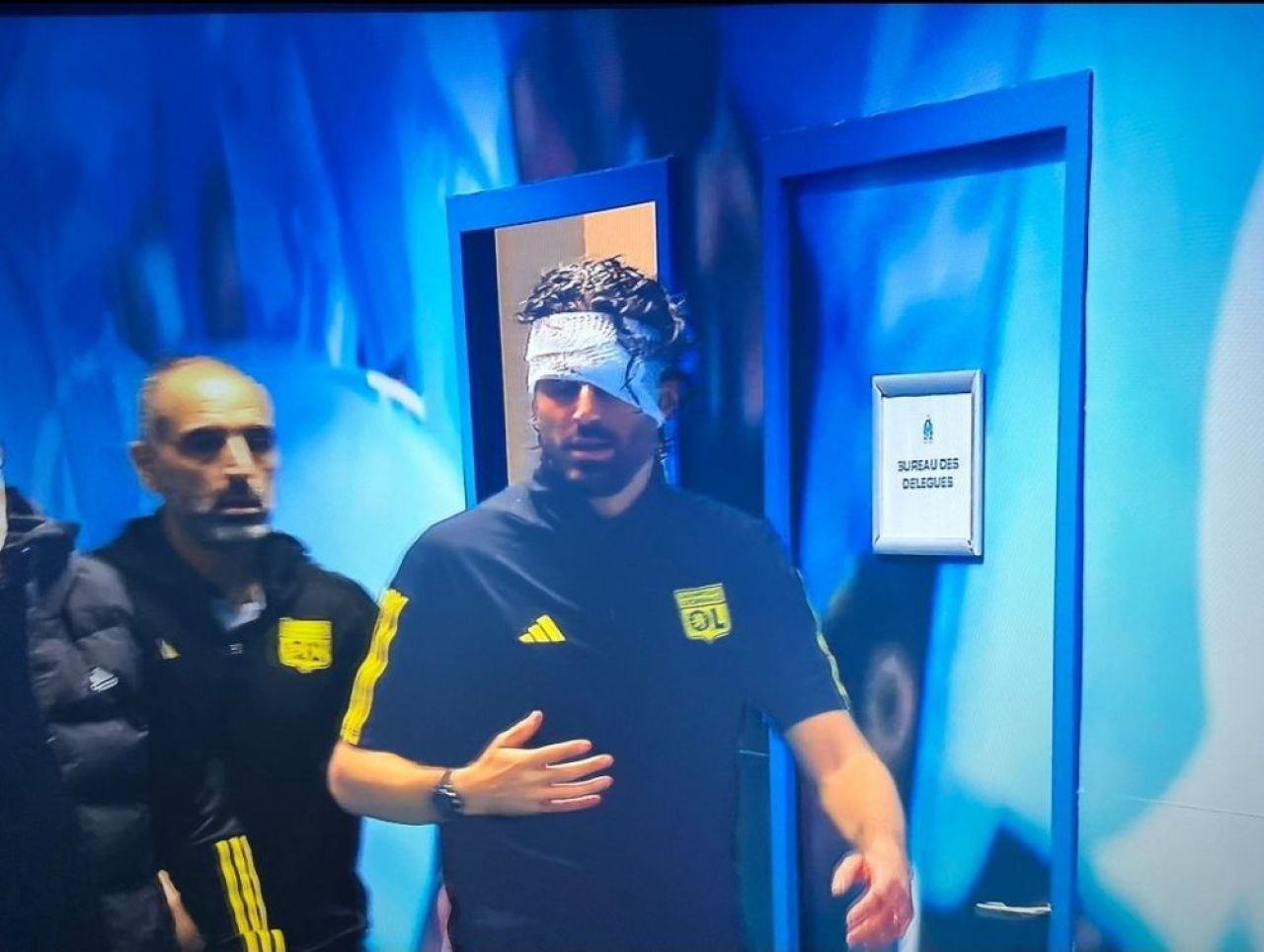 Cum arată Fabio Grosso, la o zi după ce a fost rănit grav de suporterii lui OM. Imagine impresionantă, în presa din Italia_1