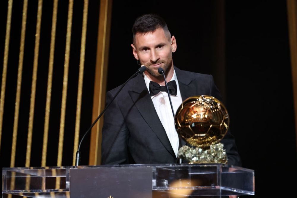 Reacția care spune tot? Ce a făcut Messi c&acirc;nd Laporta a vrut să se fotografieze cu Balonul de Aur 2023