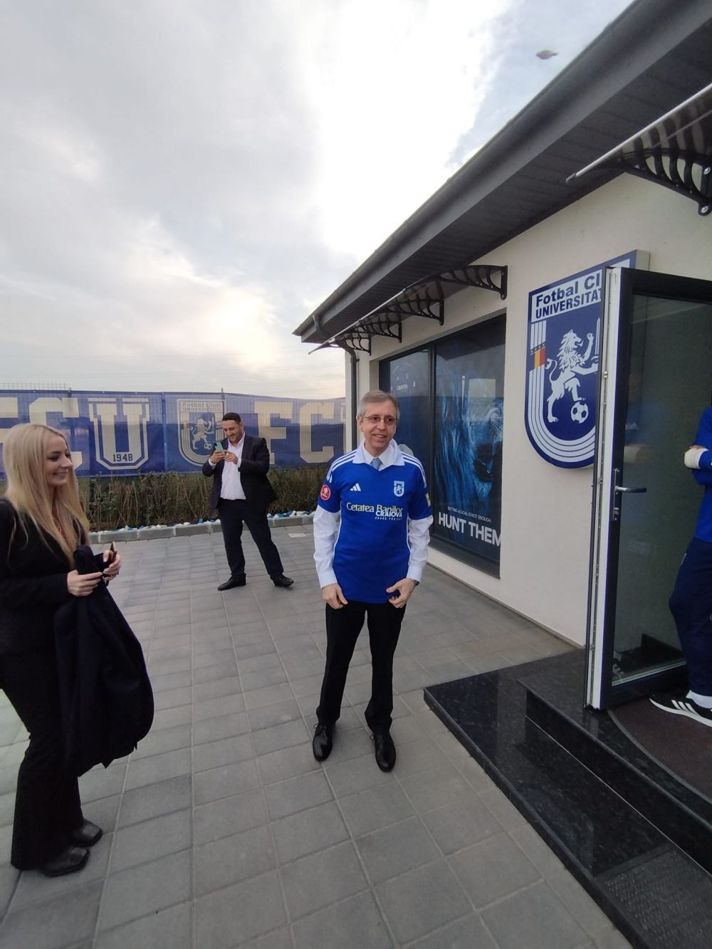 Ambasadorul Argentinei și-a făcut apariția în cantonamentul lui FCU Craiova! Și-a dat jos sacoul și a îmbrăcat tricoul oltenilor_2