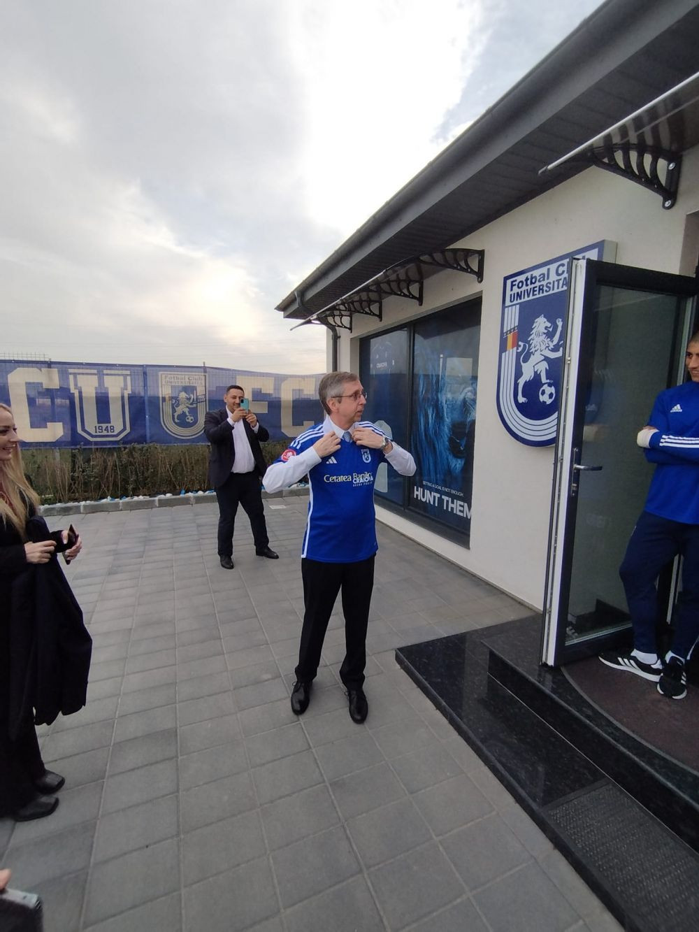 Ambasadorul Argentinei și-a făcut apariția în cantonamentul lui FCU Craiova! Și-a dat jos sacoul și a îmbrăcat tricoul oltenilor_6