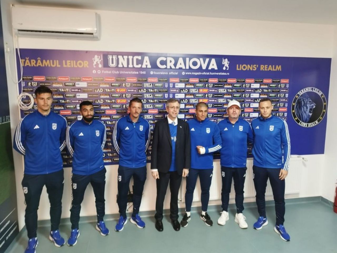 Ambasadorul Argentinei și-a făcut apariția în cantonamentul lui FCU Craiova! Și-a dat jos sacoul și a îmbrăcat tricoul oltenilor_7