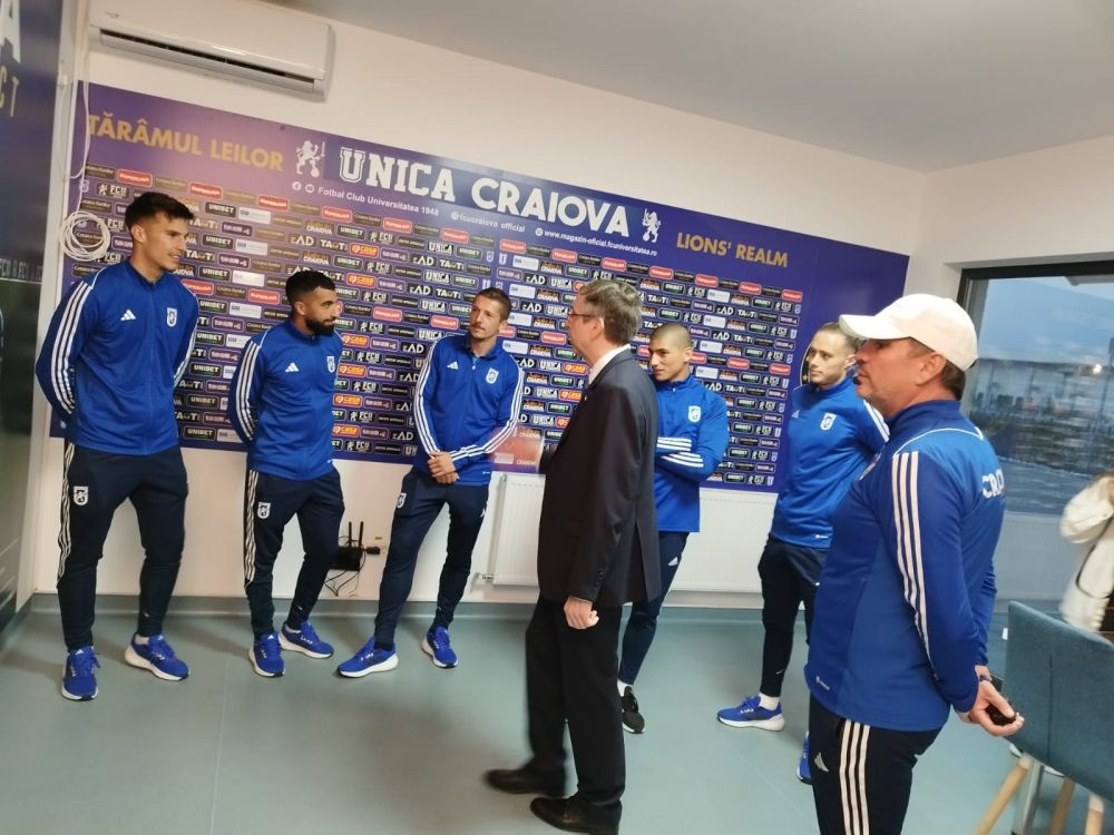 Ambasadorul Argentinei și-a făcut apariția în cantonamentul lui FCU Craiova! Și-a dat jos sacoul și a îmbrăcat tricoul oltenilor_10