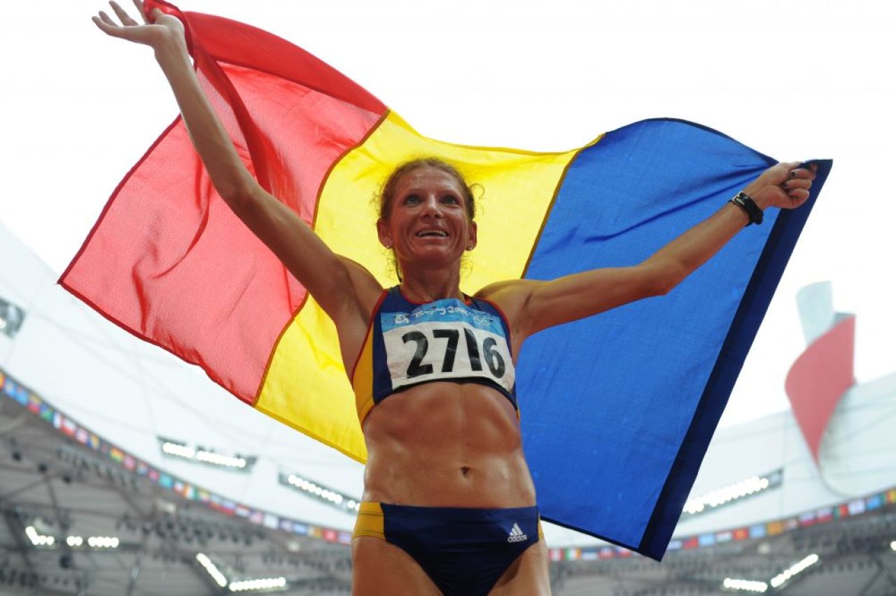 Înfiorător! Campioana Constantina Diță, stropită cu bere de grataragii din Snagov:
