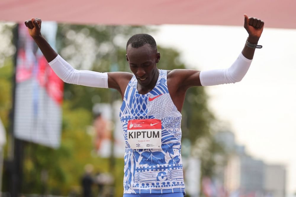 Opinia lui Vali Tomescu despre încălțămintea cu care s-a doborât recordul mondial la maraton_2
