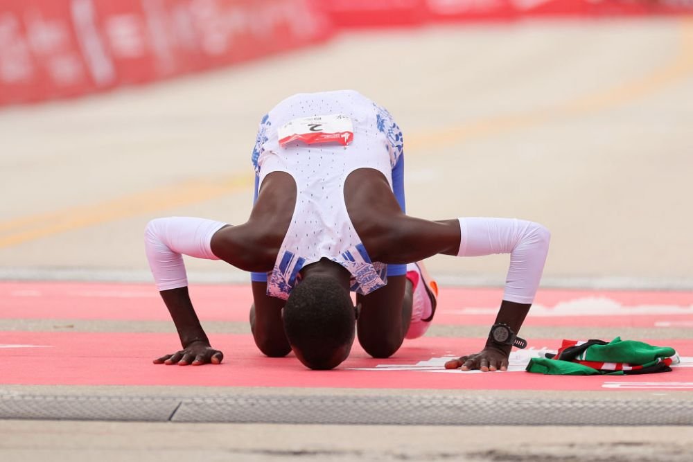Opinia lui Vali Tomescu despre încălțămintea cu care s-a doborât recordul mondial la maraton_8
