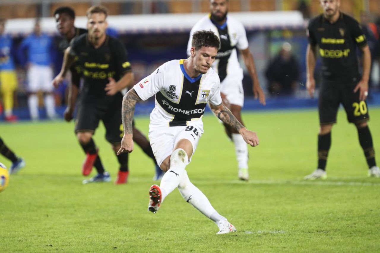 „Balonul meu de Aur!” Parma l-a 'premiat' pe Dennis Man după ce a calificat echipa în optimile Cupei Italiei! Încă o super-prestație _3