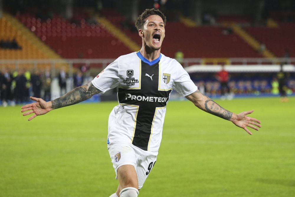 „Balonul meu de Aur!” Parma l-a 'premiat' pe Dennis Man după ce a calificat echipa în optimile Cupei Italiei! Încă o super-prestație _4