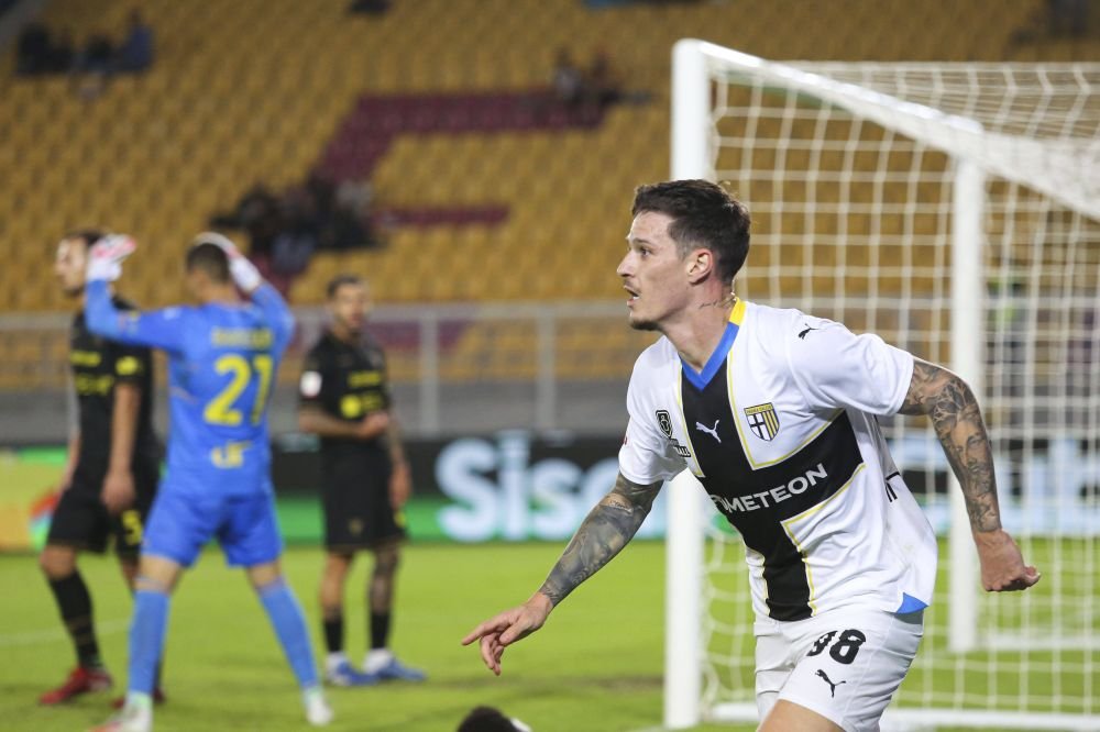 „Balonul meu de Aur!” Parma l-a 'premiat' pe Dennis Man după ce a calificat echipa în optimile Cupei Italiei! Încă o super-prestație _8