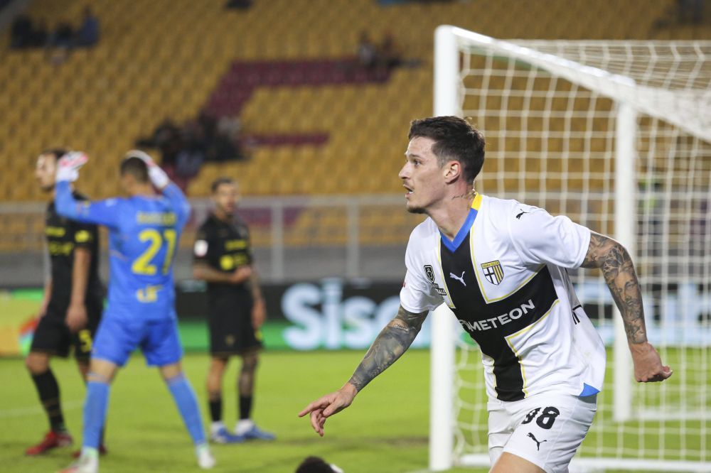 „Balonul meu de Aur!” Parma l-a 'premiat' pe Dennis Man după ce a calificat echipa în optimile Cupei Italiei! Încă o super-prestație _8