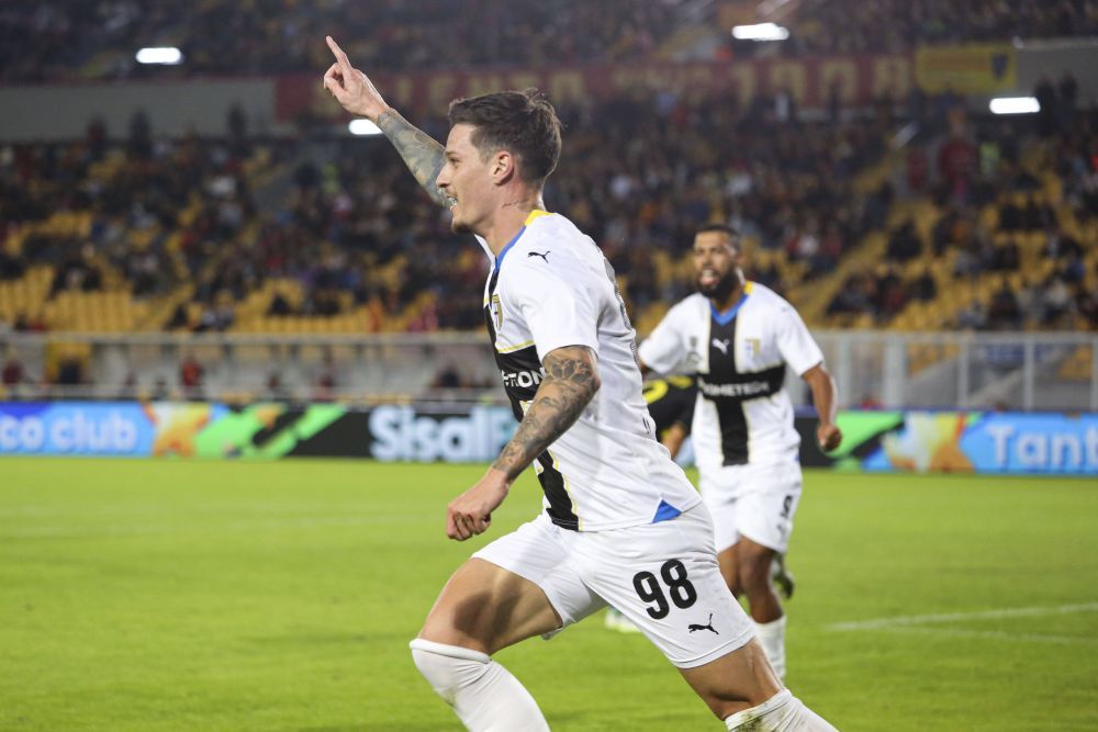 „Balonul meu de Aur!” Parma l-a 'premiat' pe Dennis Man după ce a calificat echipa în optimile Cupei Italiei! Încă o super-prestație _9