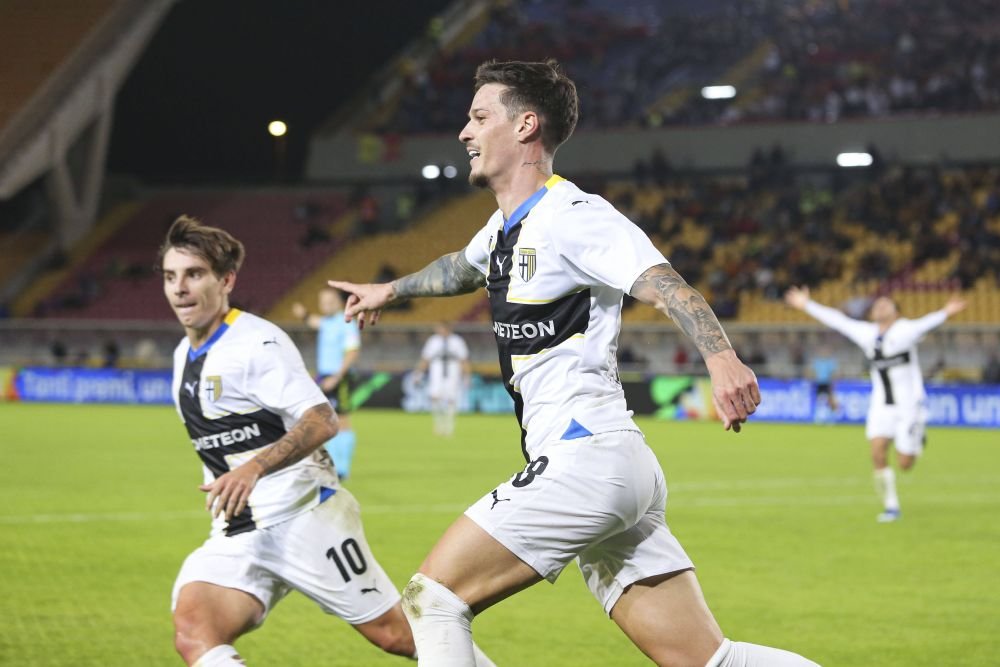„Balonul meu de Aur!” Parma l-a 'premiat' pe Dennis Man după ce a calificat echipa în optimile Cupei Italiei! Încă o super-prestație _11