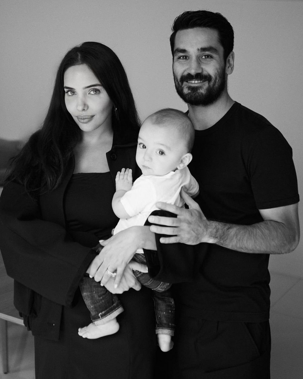 Soția superbă a lui Ilkay Gundogan a răbufnit după ce s-a scris că fotbalistul e nefericit la FC Barcelona _37