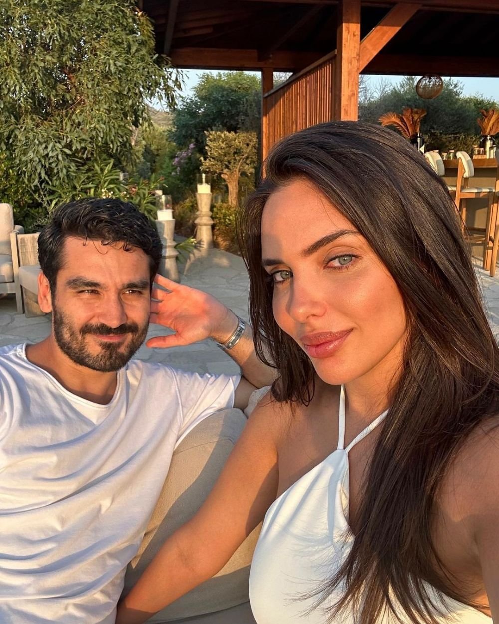 Soția superbă a lui Ilkay Gundogan a răbufnit după ce s-a scris că fotbalistul e nefericit la FC Barcelona _38