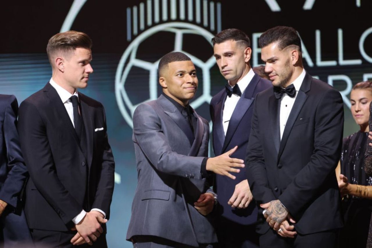 „Ar trebui să fie mândri că îl au! Va călca pe urmele lui Messi și Ronaldo!” Emiliano Martinez, elogii pentru Kylian Mbappe _1