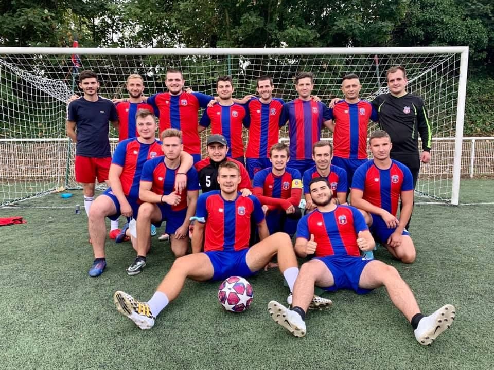 Talpan doesn't like this! O echipă din Franța folosește numele și sigla Stelei și jucătorii fac poze cu replica Cupei Campionilor_3