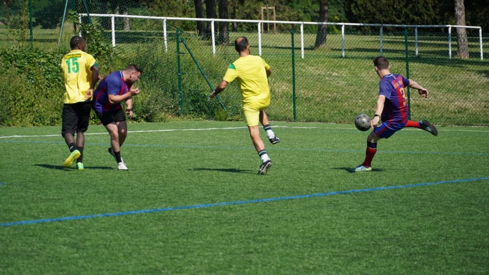 Talpan doesn't like this! O echipă din Franța folosește numele și sigla Stelei și jucătorii fac poze cu replica Cupei Campionilor_4