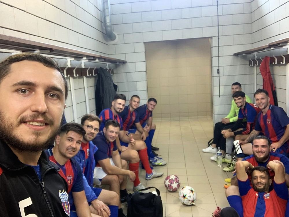 Talpan doesn't like this! O echipă din Franța folosește numele și sigla Stelei și jucătorii fac poze cu replica Cupei Campionilor_8