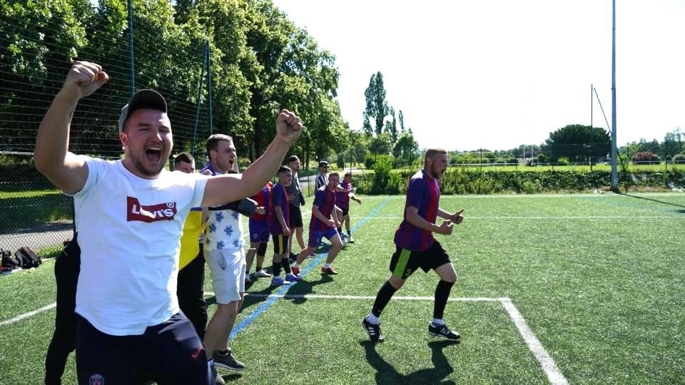 Talpan doesn't like this! O echipă din Franța folosește numele și sigla Stelei și jucătorii fac poze cu replica Cupei Campionilor_14