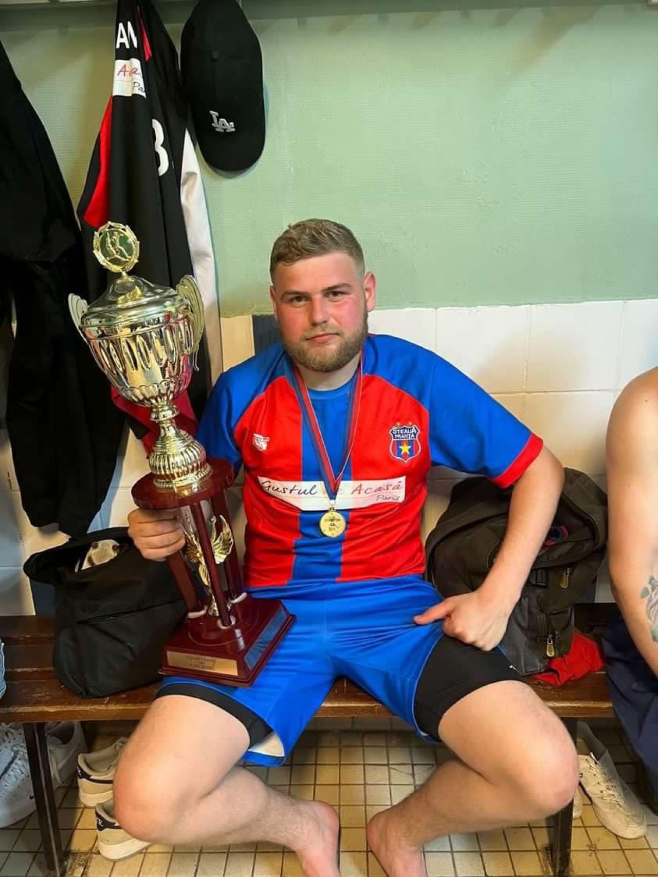 Talpan doesn't like this! O echipă din Franța folosește numele și sigla Stelei și jucătorii fac poze cu replica Cupei Campionilor_17