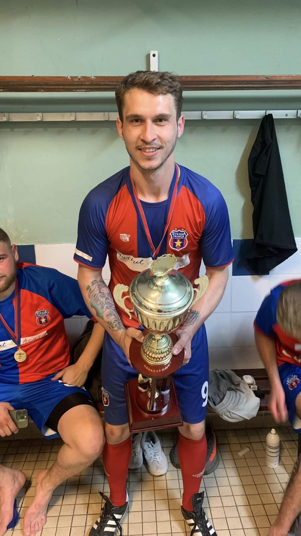 Talpan doesn't like this! O echipă din Franța folosește numele și sigla Stelei și jucătorii fac poze cu replica Cupei Campionilor_18
