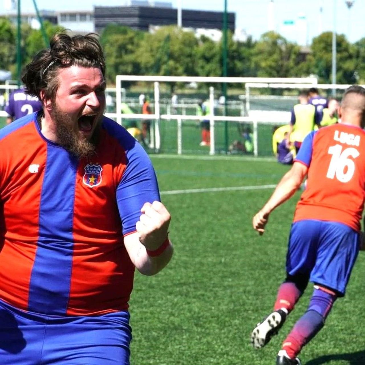 Talpan doesn't like this! O echipă din Franța folosește numele și sigla Stelei și jucătorii fac poze cu replica Cupei Campionilor_19