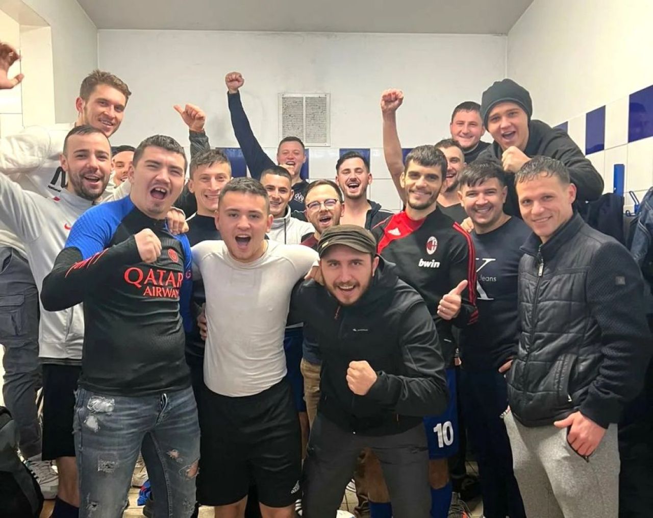 Talpan doesn't like this! O echipă din Franța folosește numele și sigla Stelei și jucătorii fac poze cu replica Cupei Campionilor_20