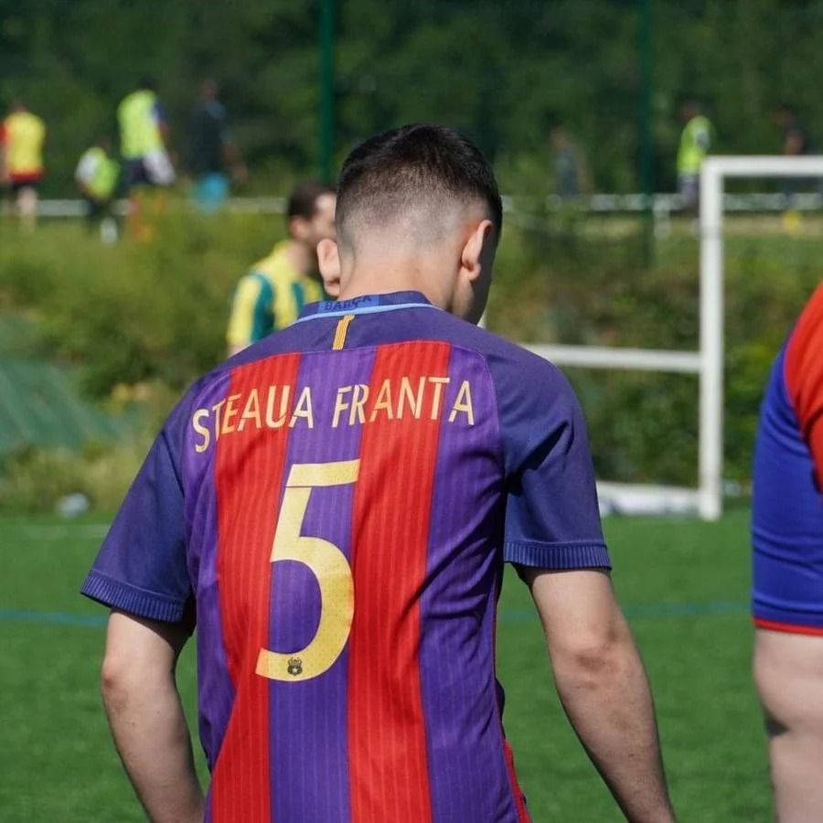 Talpan doesn't like this! O echipă din Franța folosește numele și sigla Stelei și jucătorii fac poze cu replica Cupei Campionilor_24