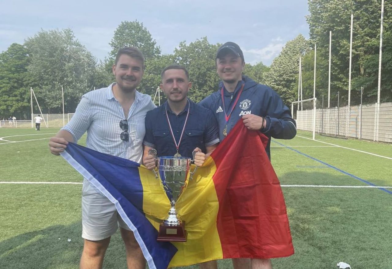 Talpan doesn't like this! O echipă din Franța folosește numele și sigla Stelei și jucătorii fac poze cu replica Cupei Campionilor_25