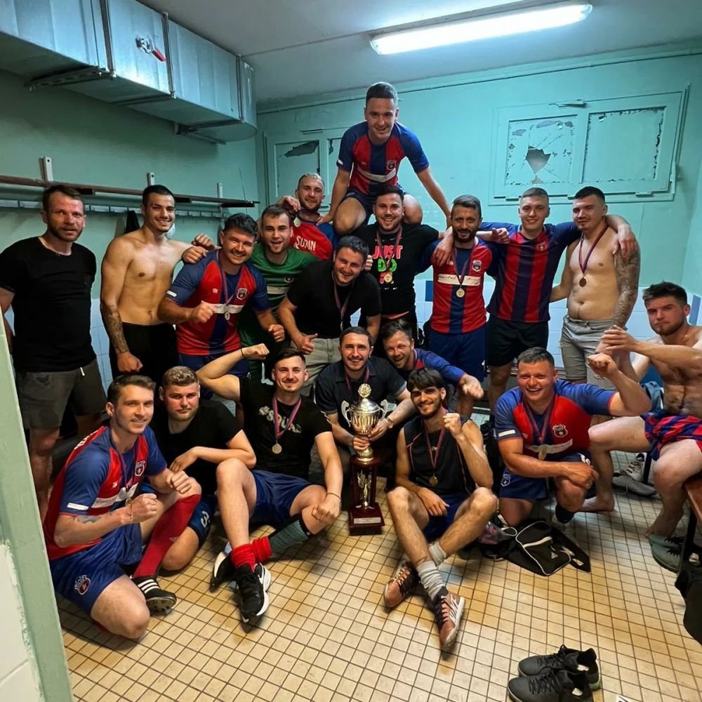 Talpan doesn't like this! O echipă din Franța folosește numele și sigla Stelei și jucătorii fac poze cu replica Cupei Campionilor_26