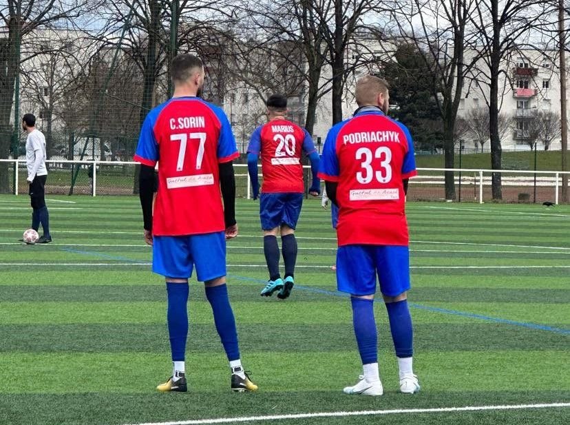 Talpan doesn't like this! O echipă din Franța folosește numele și sigla Stelei și jucătorii fac poze cu replica Cupei Campionilor_32