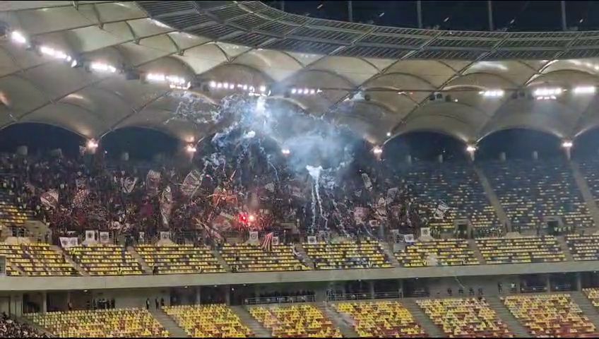 Exploziv! Suporterii Rapidului au aruncat cu artificii în peluză, iar Colțescu a întrerupt derby-ul_7