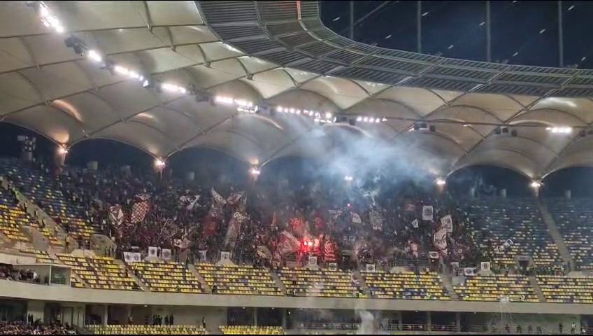 Exploziv! Suporterii Rapidului au aruncat cu artificii în peluză, iar Colțescu a întrerupt derby-ul_14