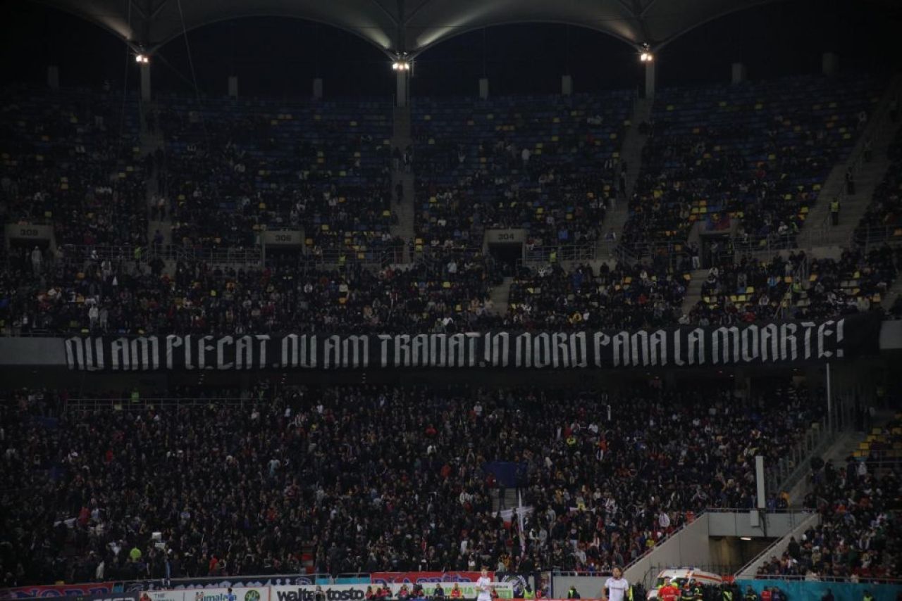 Galeria FCSB, banner cu venin în derby-ul cu Rapid + coregrafia splendidă din repriza secundă_3