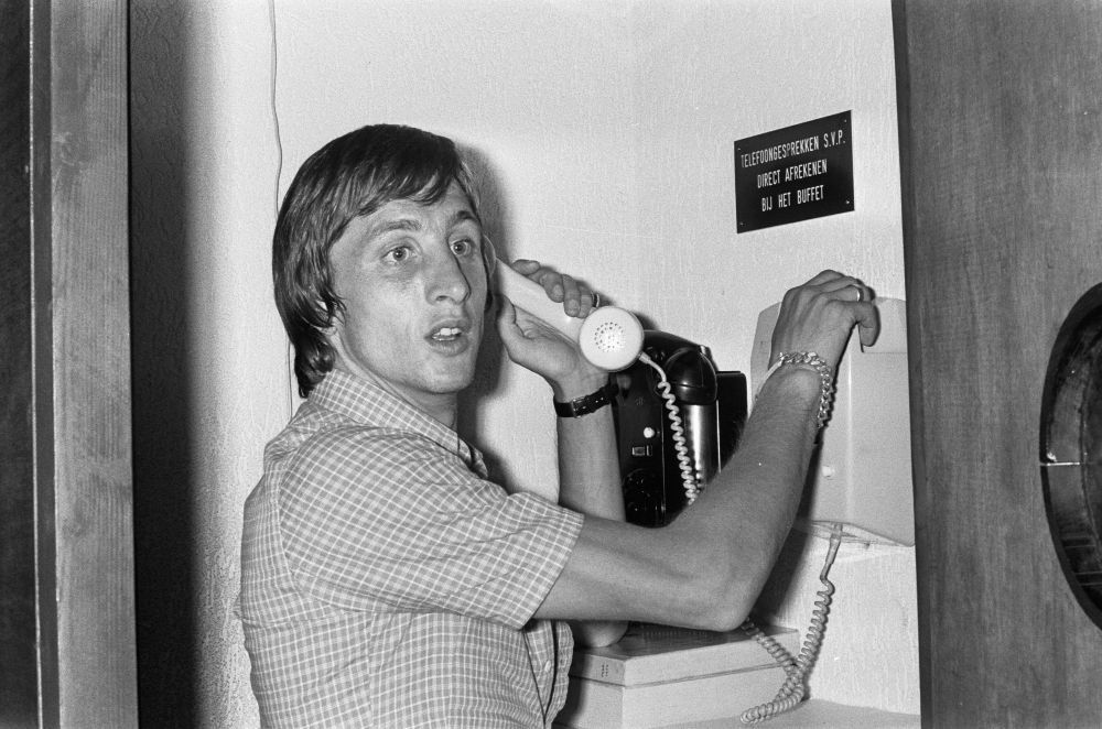 Cătălin Oprișan scrie despre 50 de ani trecuți de la debutul lui Cruyff la FC Barcelona, când nimeni nu se aștepta. ”Dați foaia, joc! N-o dați, nu joc! E clar?”_1